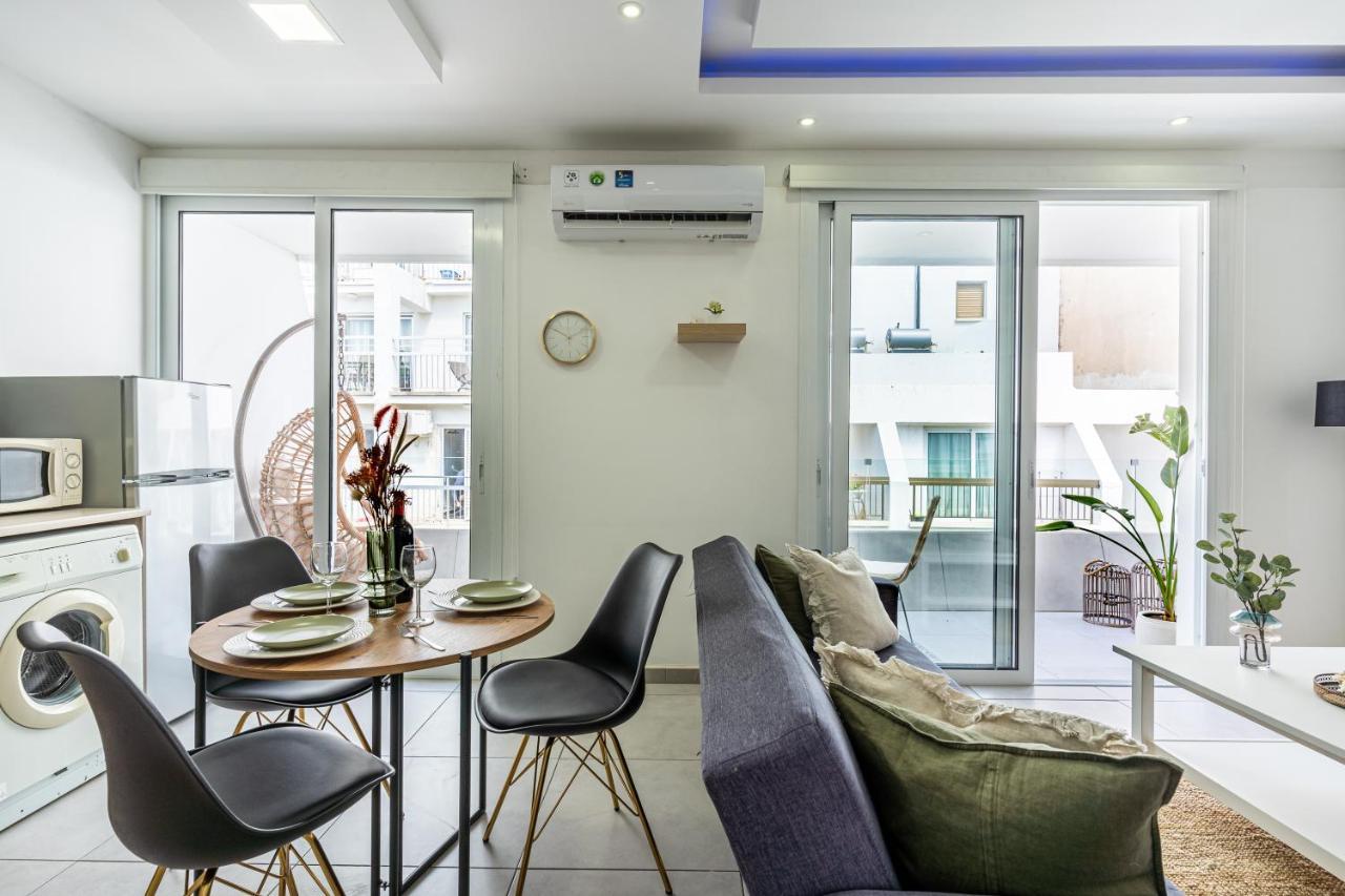 Beach Daze 1-Br Apt By Finikoudes Beach لارنكا المظهر الخارجي الصورة