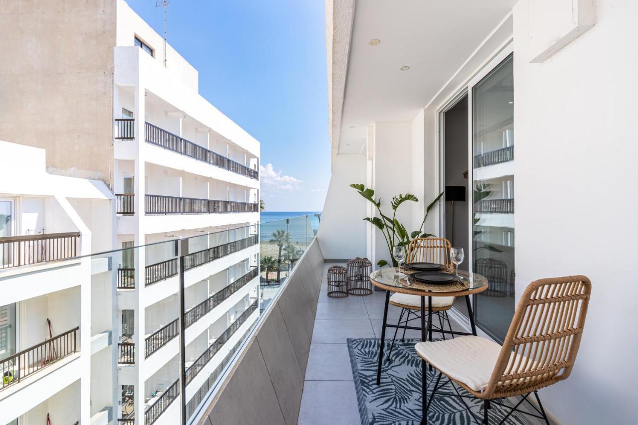 Beach Daze 1-Br Apt By Finikoudes Beach لارنكا المظهر الخارجي الصورة