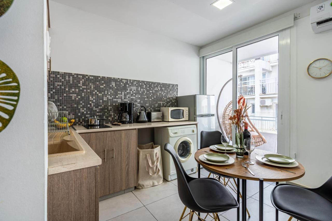 Beach Daze 1-Br Apt By Finikoudes Beach لارنكا المظهر الخارجي الصورة